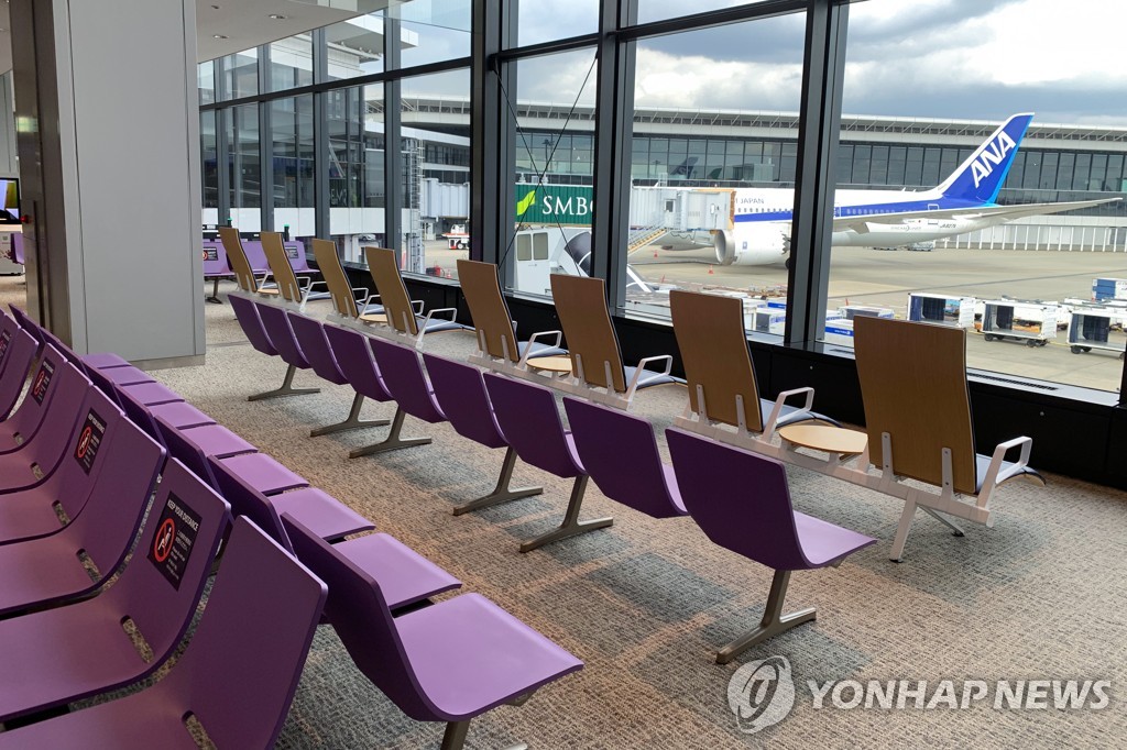 일본, 모든 외국인 입국 금지…한산한 도쿄 나리타 공항