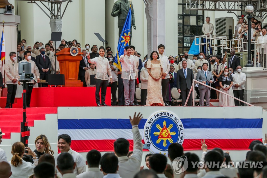 마르코스, 필리핀 대통령 취임…독재자 일가 36년만에 '재등장' 