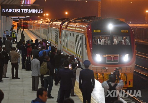 지난 14일 나이로비 터미널에 들어오는 몸바사-나이로비 표준궤도철도 열차