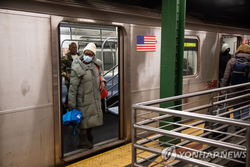 뉴욕의 지하철에서 마스크를 쓴 한 여성이 내리고 있다. [신화=연합뉴스]