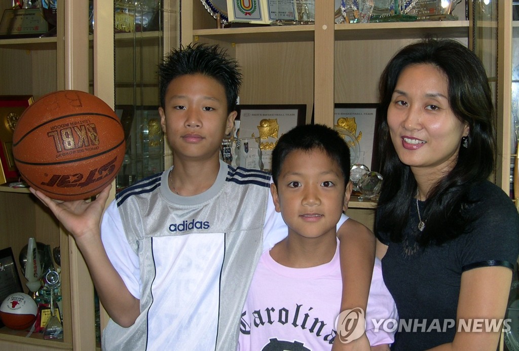 2005년 9월 농구 선수가 되기 전의 허웅, 허훈, 어머니 이미수씨.