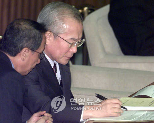 2000년 11월 국회 대정부 질의에서 윤여준 의원과 이회창 한나라당 총재