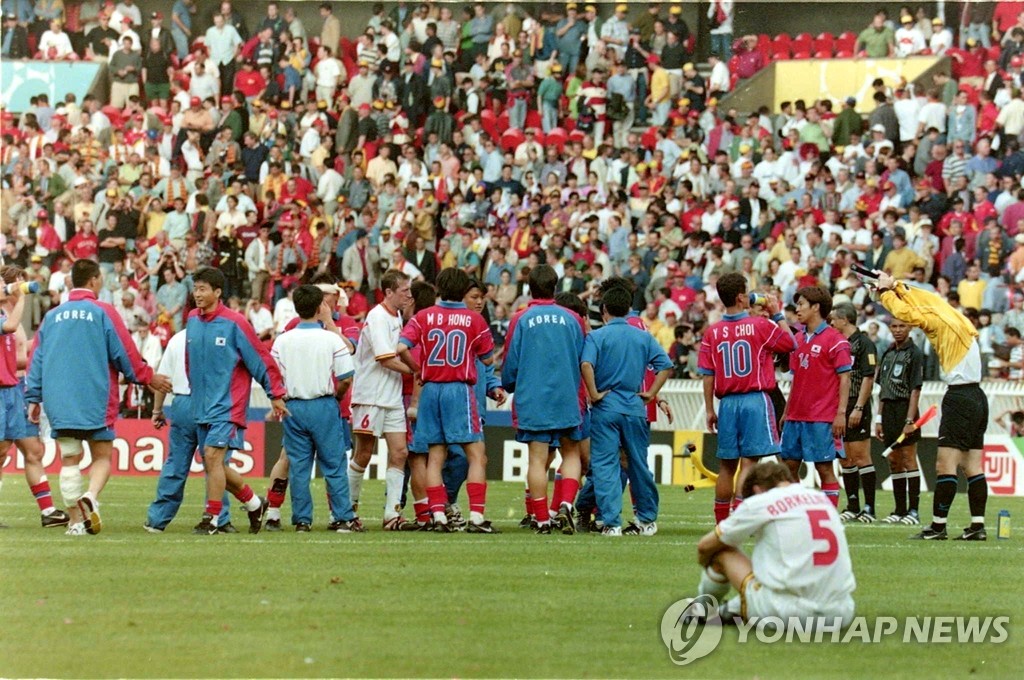 1998년 프랑스월드컵 벨기에와 경기에서 비긴 한국 대표팀.