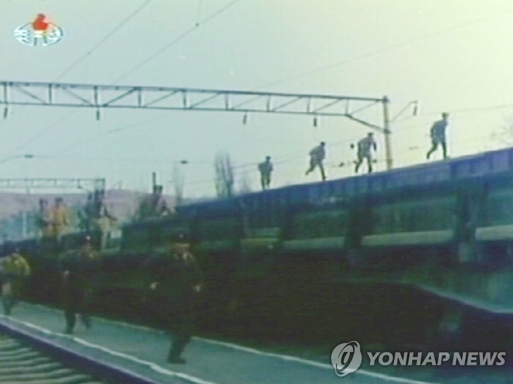 열차 위에서 훈련중인 북한 특수부대원 (자료사진)