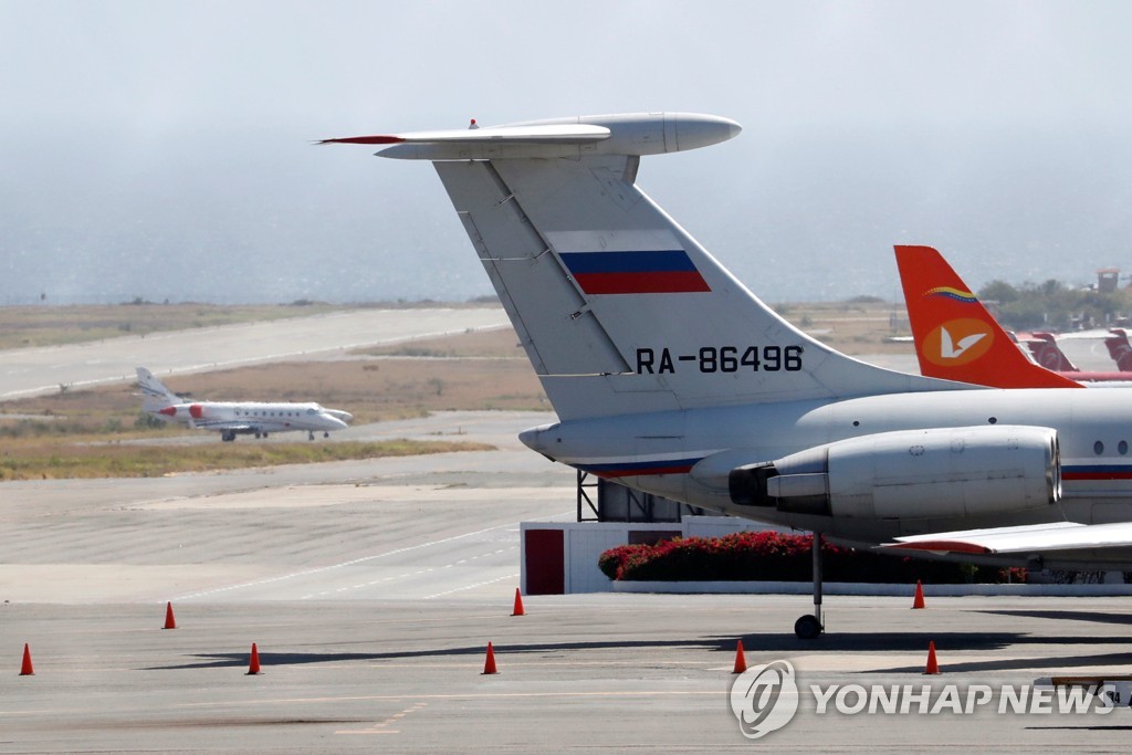 베네수엘라 시몬 볼리바르 공항에 착륙한 러시아 국기가 새겨진 항공기 [로이터=연합뉴스] 