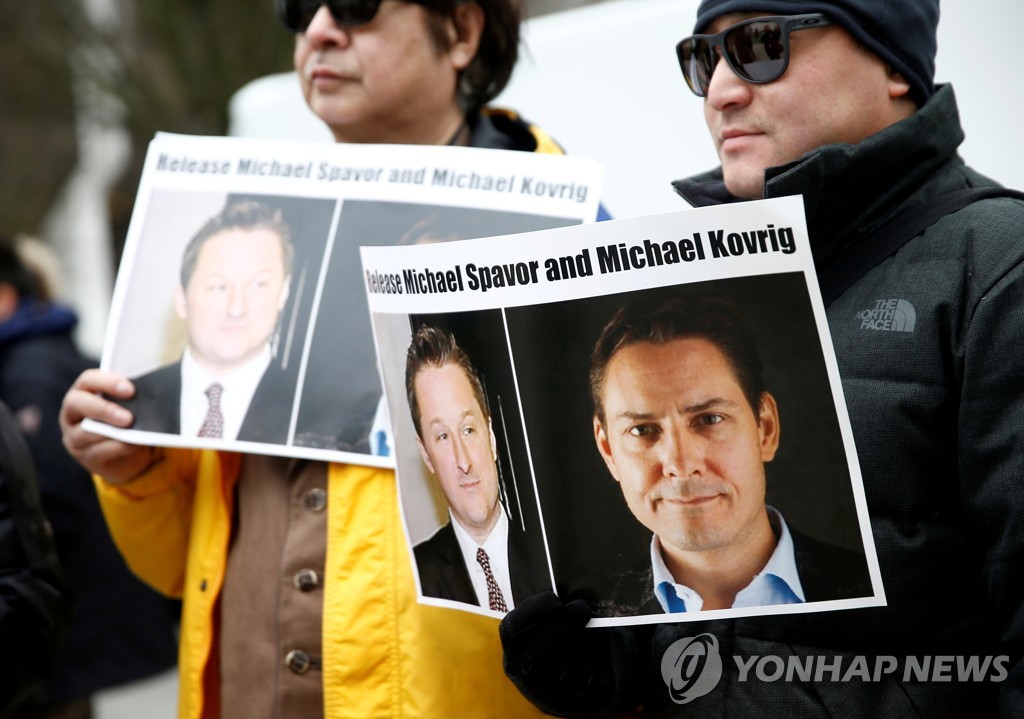 지난 3월 캐나다 밴쿠버의 브리티시 컬럼비아(BC)주 대법원 앞에서 마이클 코브릭과 마이클 스페이버의 석방을 촉구하는 시위대