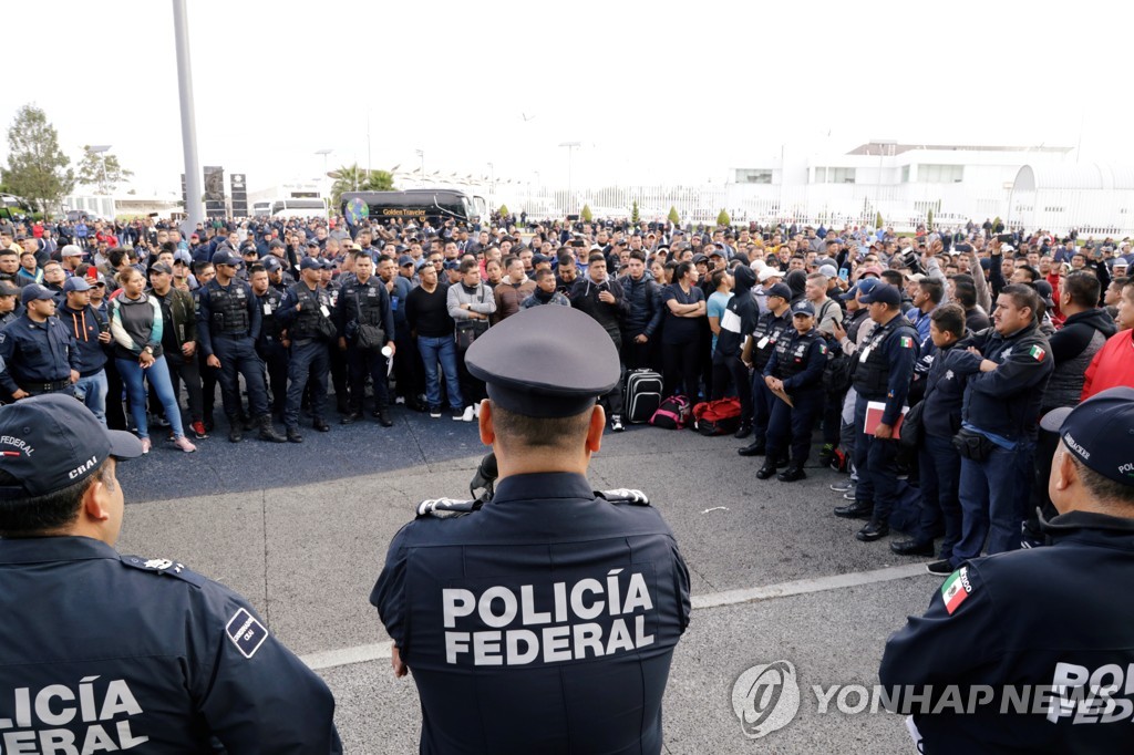 국가방위군 강제 편입에 항의하는 시위에 참석한 연방경찰들 [로이터=연합뉴스] 