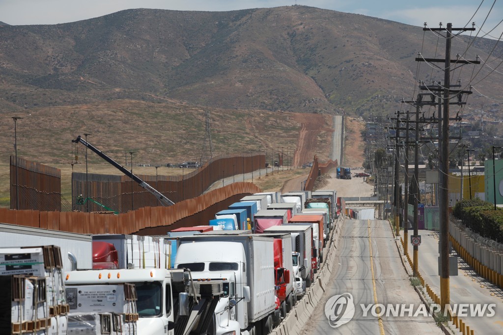 미국-멕시코 국경에서 세관 통과 기다리는 차량들