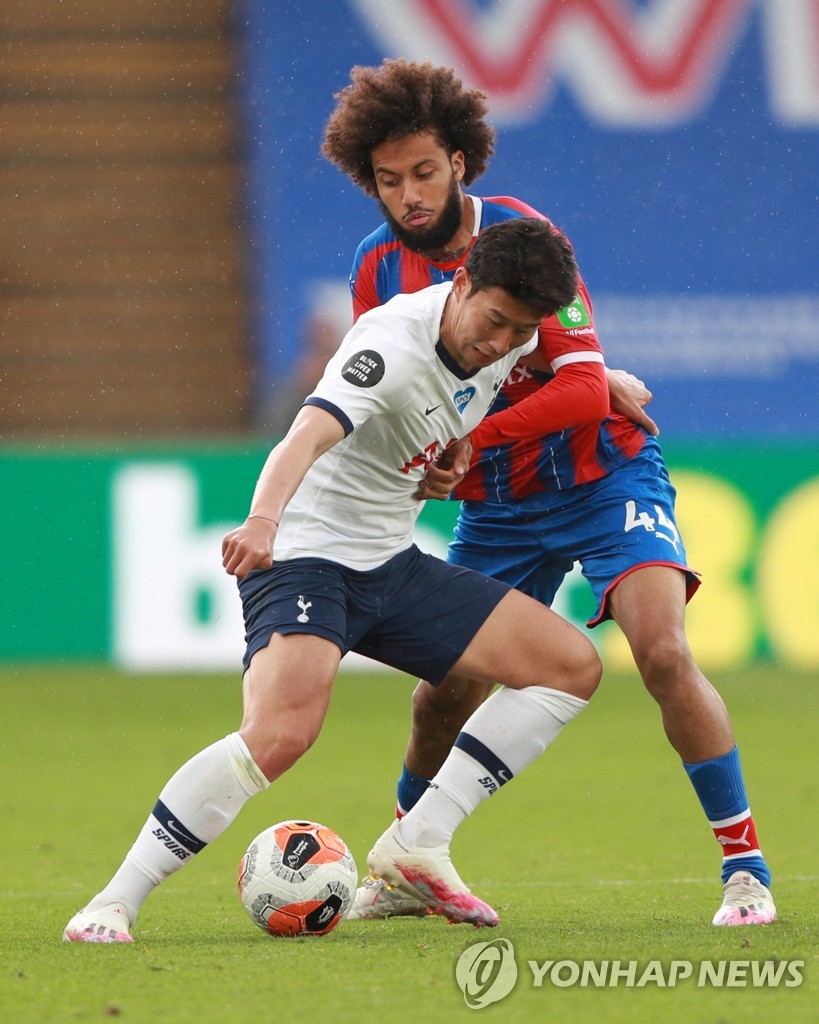 In this Reuters photo, Son Heung-min of Tottenham Hotspur (L) battles Jairo Riedewald of Crystal Palace for the ball during their Premier League match at Selhurst Park Stadium in London on July 26, 2020. (Yonhap)