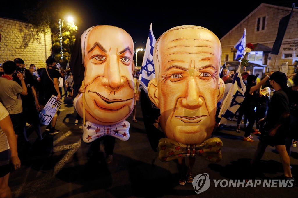 이스라엘 반정부 시위에 나타난 베냐민 네타냐후 총리와 베니 간츠 국방부 장관 모형