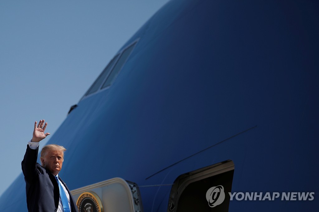 This Reuters photo shows U.S. President Donald Trump waving just before boarding Air Force One at Joint Base Andrews on Aug. 24, 2020, en route to North Carolina where he later made a surprise visit to the Republican Party National Convention Committee meeting where he was formally nominated for his second presidential term. (PHOTO NOT FOR SALE) (Yonhap)