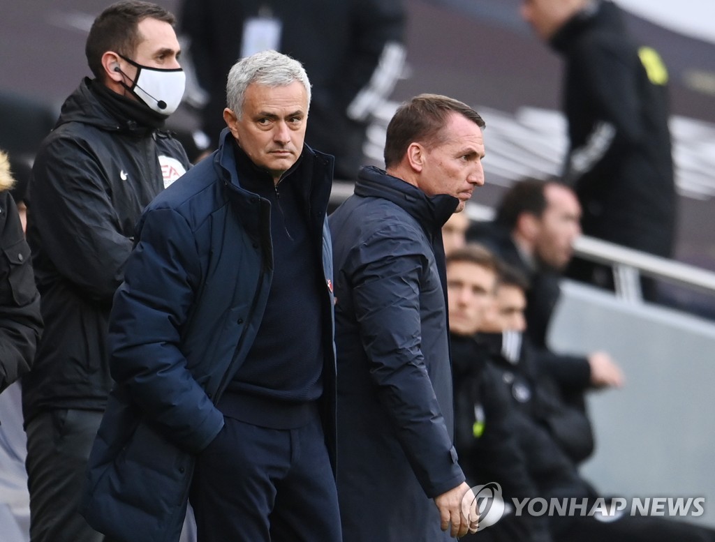 Tottenham coach Morinho and Leicester City coach Rogers