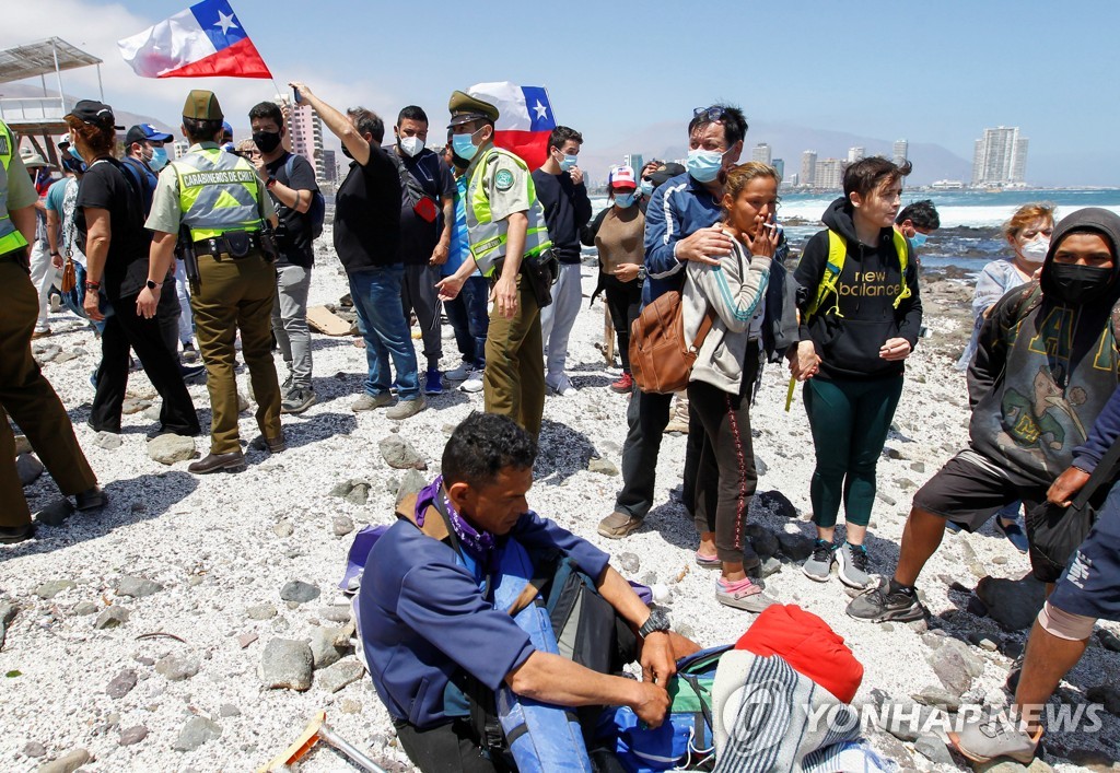칠레 이키케에서 시위대 피해서 해변에 대피한 베네수엘라인들