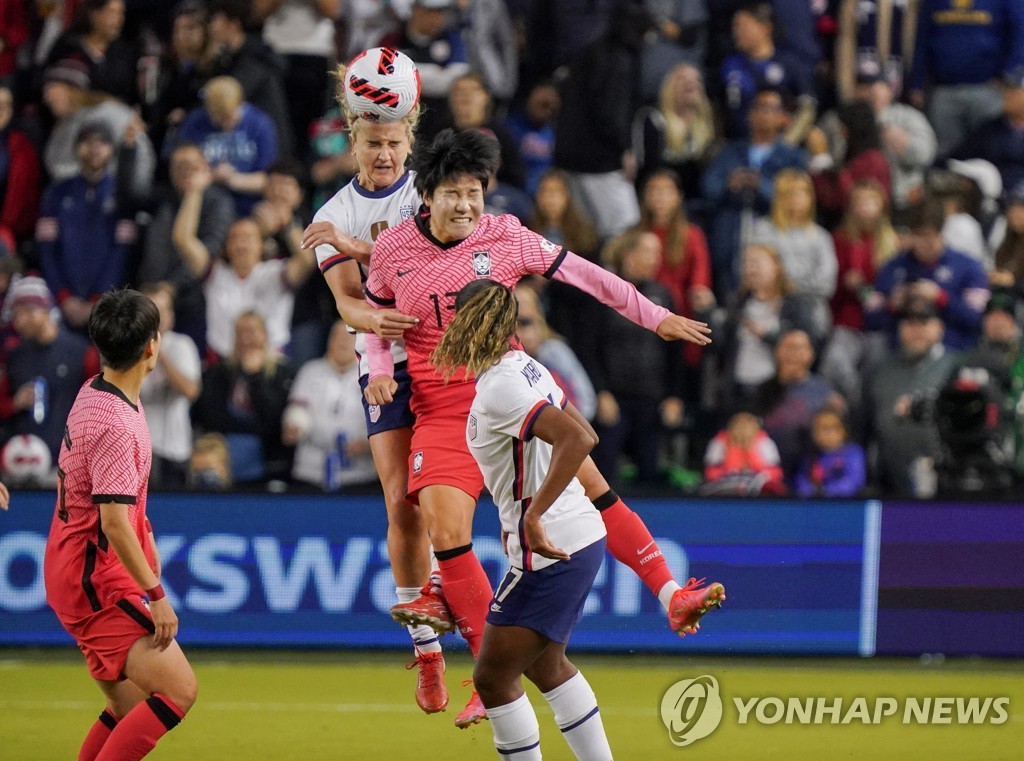 In this USA Today Sports photo via Reuters from Oct. 21, 2021, Lee Geum-min of South Korea (C) and Lindsey Horan of the United States battle for the ball during a friendly football match at Children's Mercy Park in Kansas City, Kansas. (Yonhap)