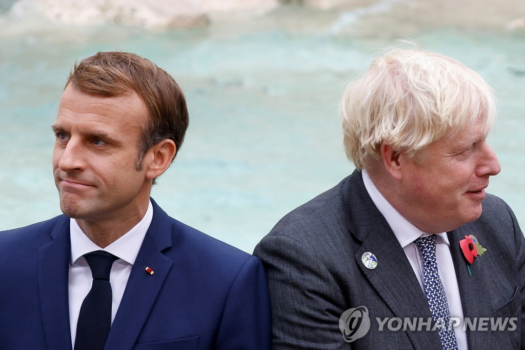 31일(현지시간) G20에서 에마뉘엘 마크롱 프랑스 대통령(왼쪽)과 보리스 존슨 영국 총리.