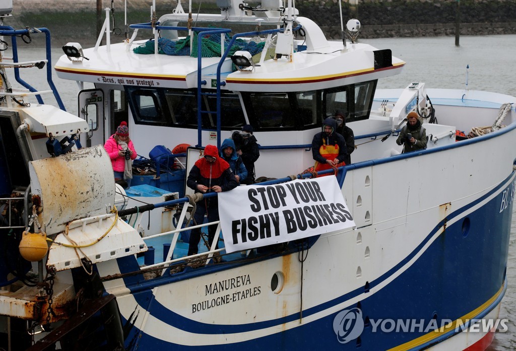 ′칼레항 입구 봉쇄 시위′…프랑스-영국 어업 분쟁 악화일로