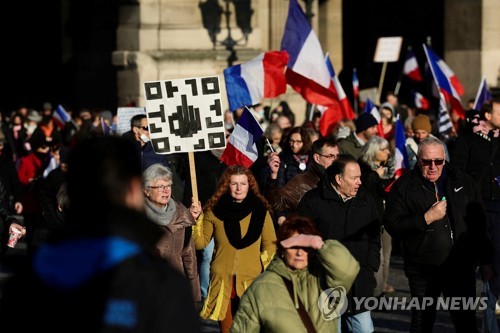 프랑스 보건증 정책에 반대하는 시위대