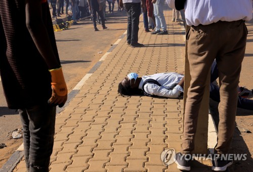 수단 쿠데타 저항 시위 도중 길바닥에 누운 시민.