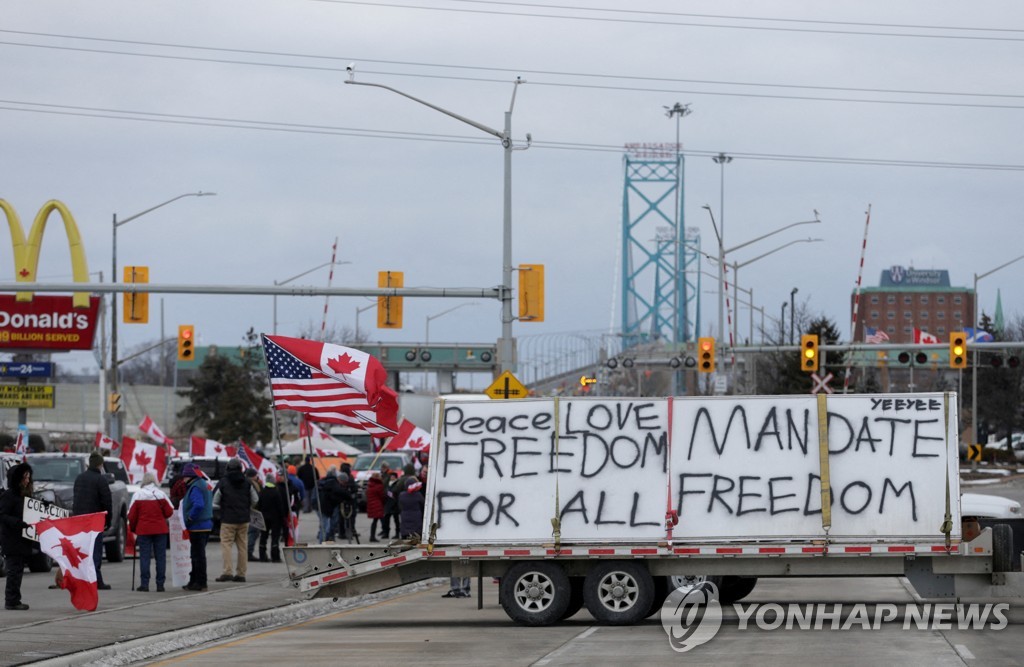시위대가 봉쇄한 캐나다 온타리오주의 앰버서더 다리