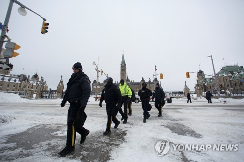 시위대가 물러난 의회 주변에서 이동 중인 캐나다 경찰