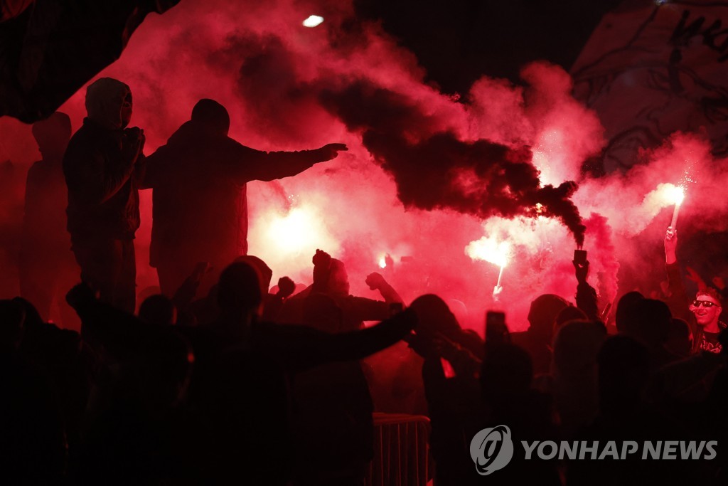 경기장 밖에서 홍염 터뜨린 PSG 팬들