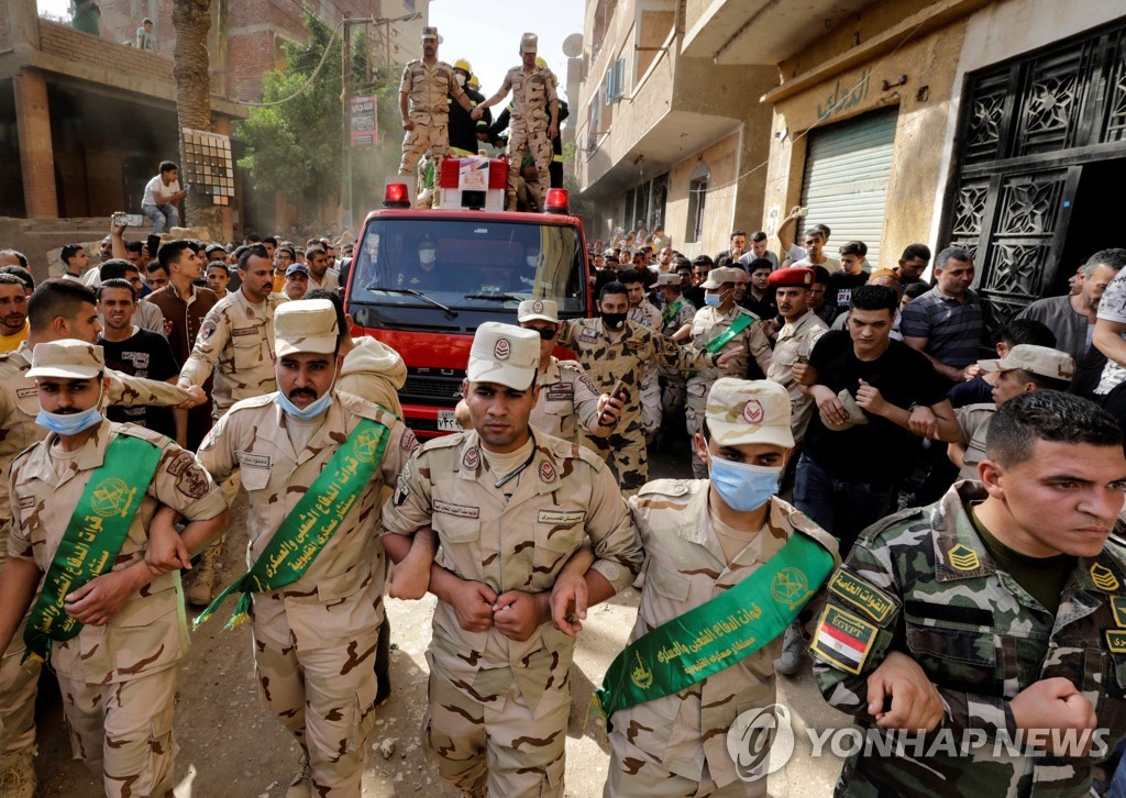 무장세력의 공격을 받아 사망한 이집트군인들의 장례식.