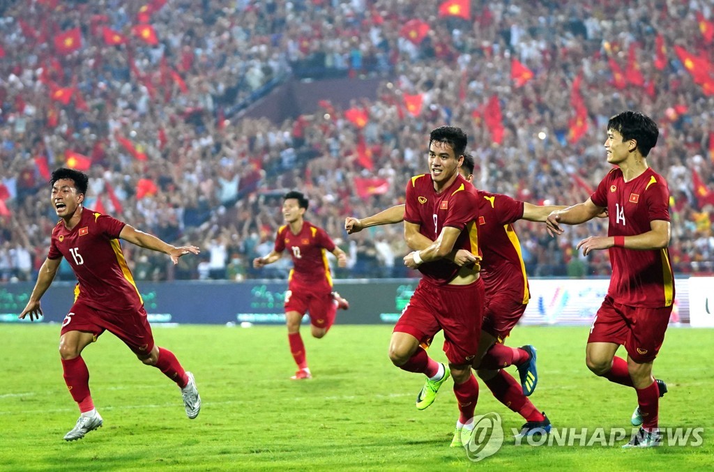 말레이시아와 4강전에서 골을 넣고 기뻐하는 베트남 선수들. 