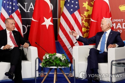 레제프 타이이프 에르도안(좌) 터키 대통령과 조 바이든 미 대통령