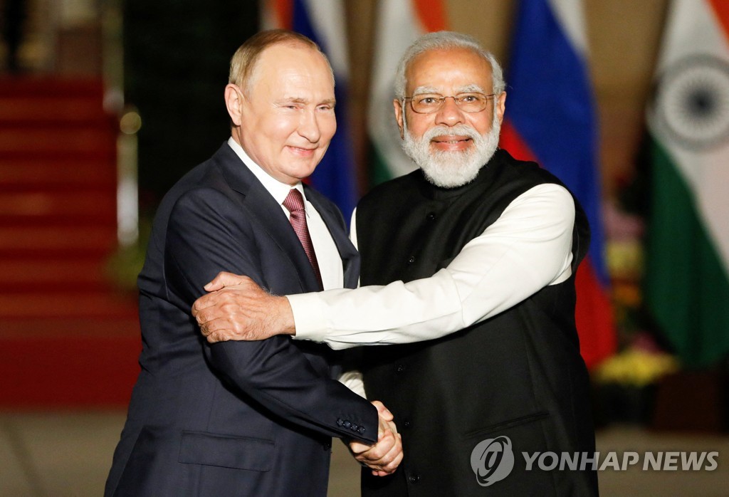 우애좋게 사진촬영하는 블라디미르 푸틴 러 대통령(왼쪽)과 나렌드라 모디 인도 총리