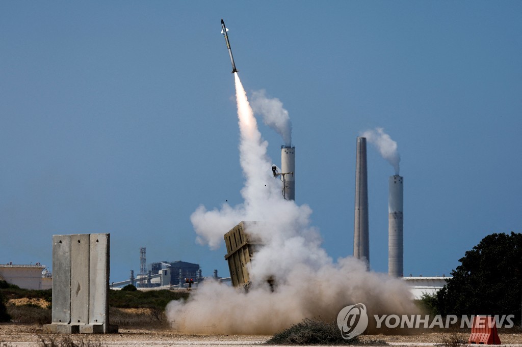 가자지구에서 쏜 로켓을 요격하기 위해 발사되는 아이언돔 요격 미사일.