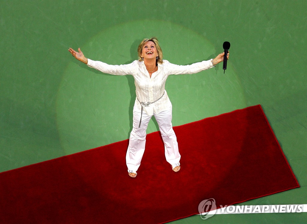 2005년 호주 멜버른에서 공연하는 뉴턴 존.