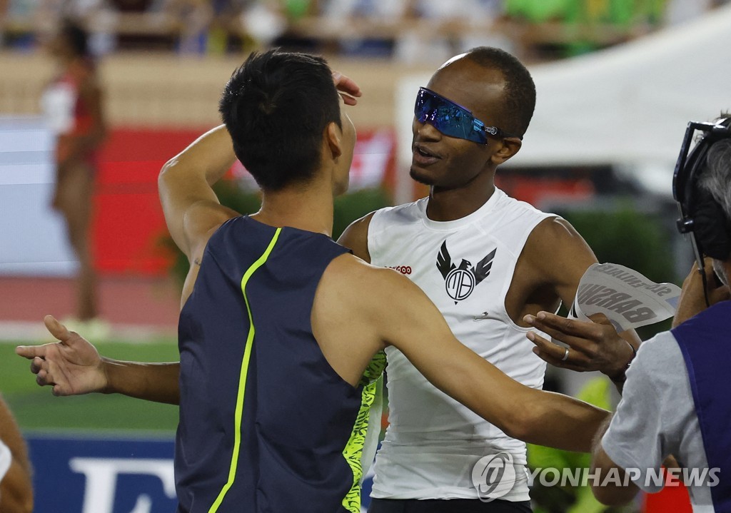 남자 높이뛰기 현역 '빅2' 우상혁(왼쪽)과 바심