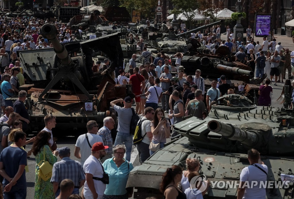 21일 키이우 중심지 흐레시차틱 거리에 전시된 러시아군 군용 차량을 보기 위해 몰려든 시민.