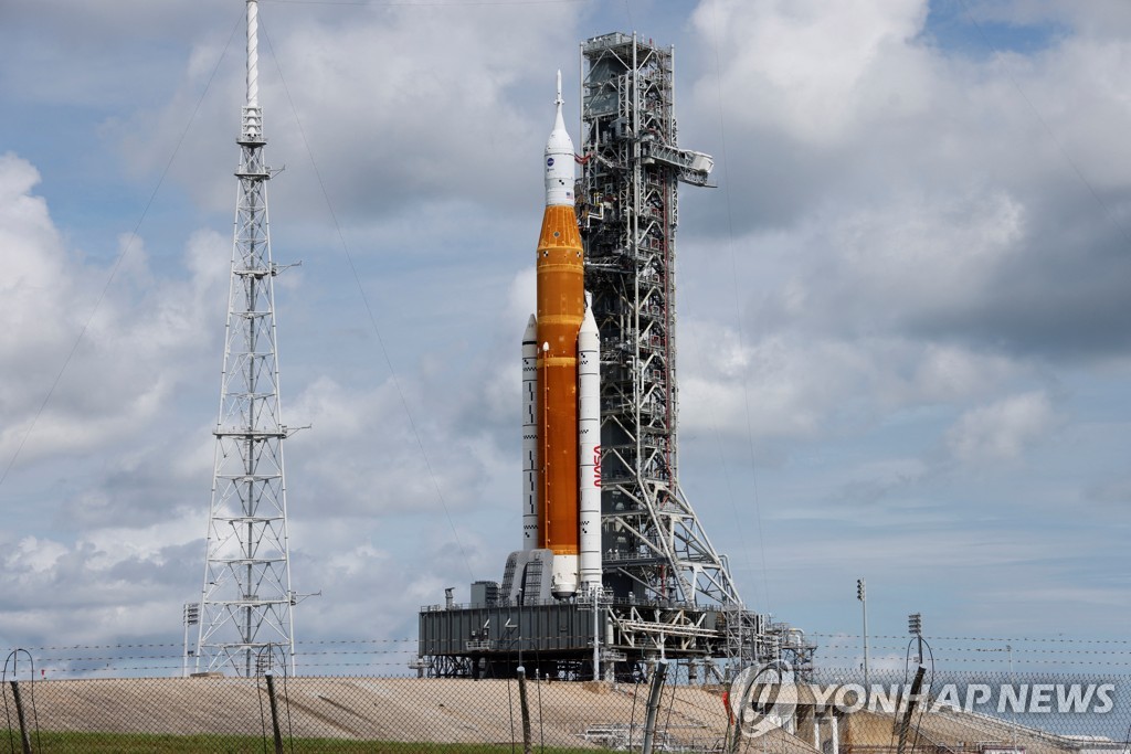(케이프커내버럴 로이터=연합뉴스) 미국 플로리다주 케이프커내버럴의 케네디우주센터에서 27일(현지시간) 미국의 달 복귀 계획인 '아르테미스(Artemis) 프로그램의 로켓인 '우주발사시스템'(SLS)에 유인 캡슐 '오리온'이 탑재돼 있다. 2022.8.27 photo@yna.co.kr 
