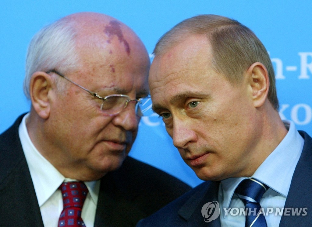 Russian President Vladimir Putin talks with former Soviet President Mikhail Gorbachev at the beginning of a press conference in Germany in December 2004. [로이터 연합뉴스 자료사진. 재판매 및 DB 금지]