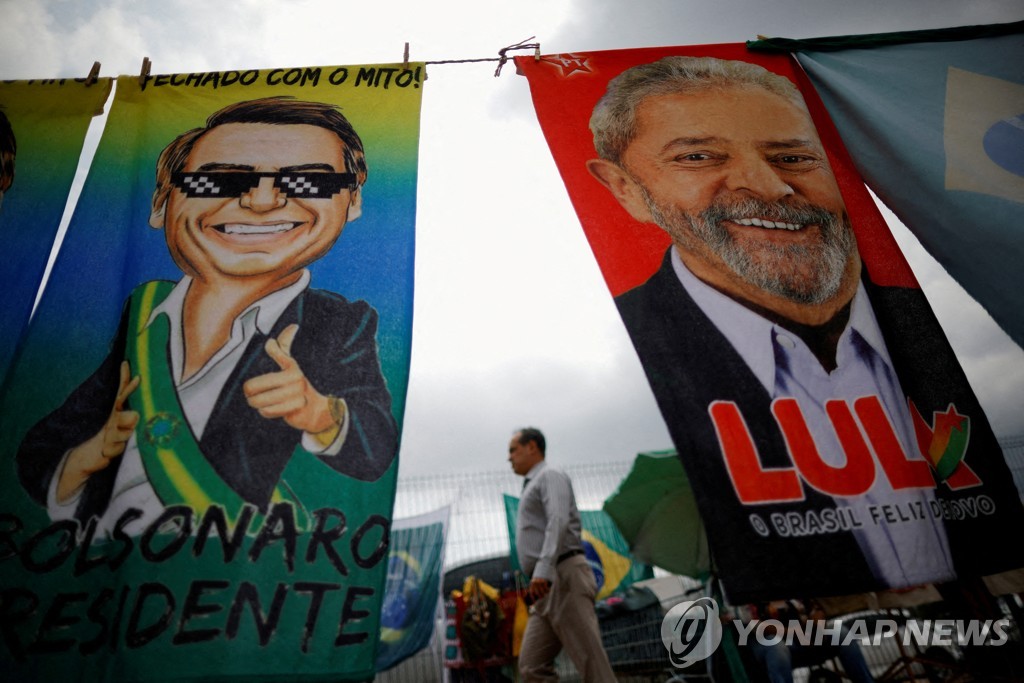 브라질 대선 후보 홍보물 사이를 지나는 시민들