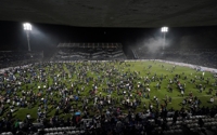 아르헨 축구장 관중 난입…최루탄 속 1명 사망