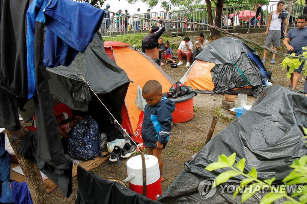 멕시코 오악사카에 텐트 친 베네수엘라 주민들