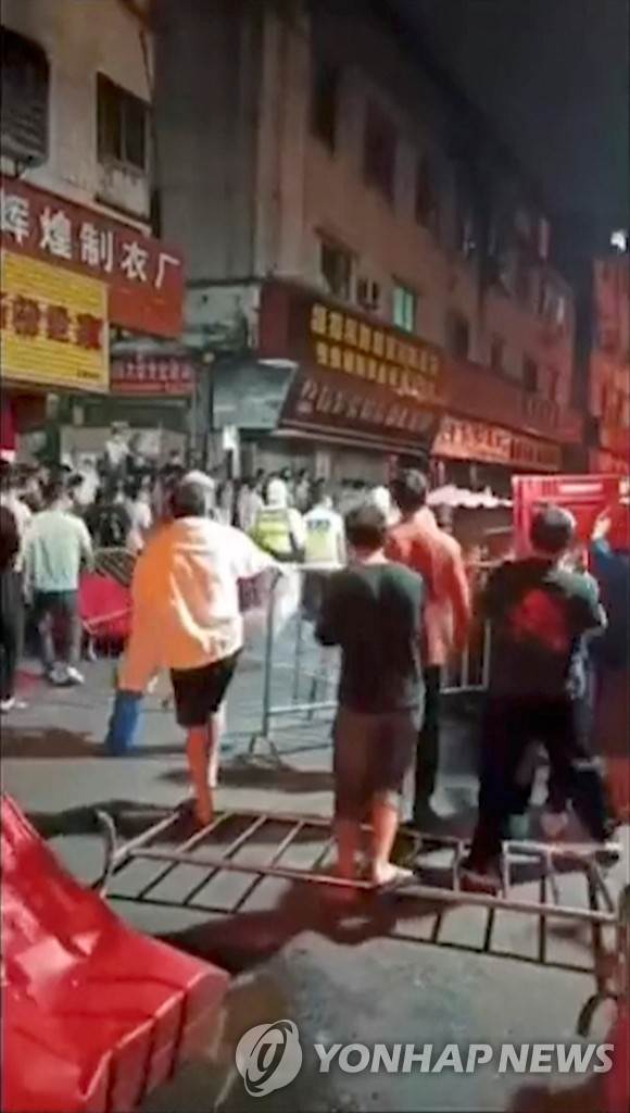 (로이터=연합뉴스) 지난 14일 광둥성 광저우 하이주구에서 벌어진 코로나19 방역 항의 시위. [재판매 및 DB 금지]