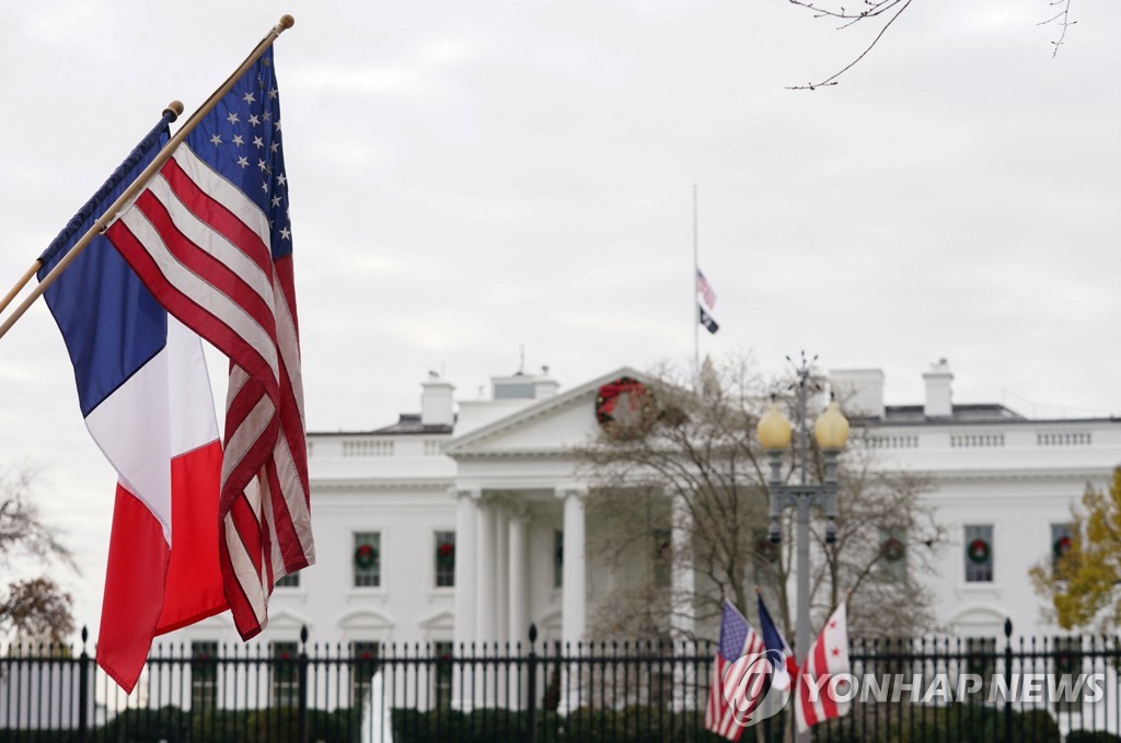 백악관 앞에 미국과 프랑스 국기가 나란히 걸려 있다.[로이터=연합뉴스]