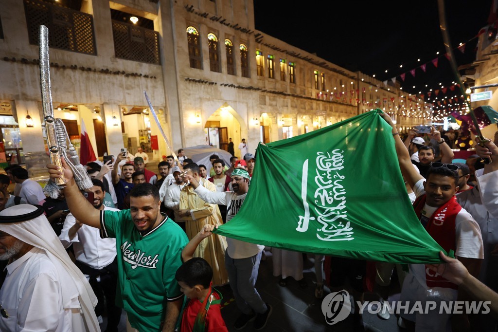 지난 2일 모로코의 16강 진출 소식에 기뻐하는 사우디아라비아 축구팬