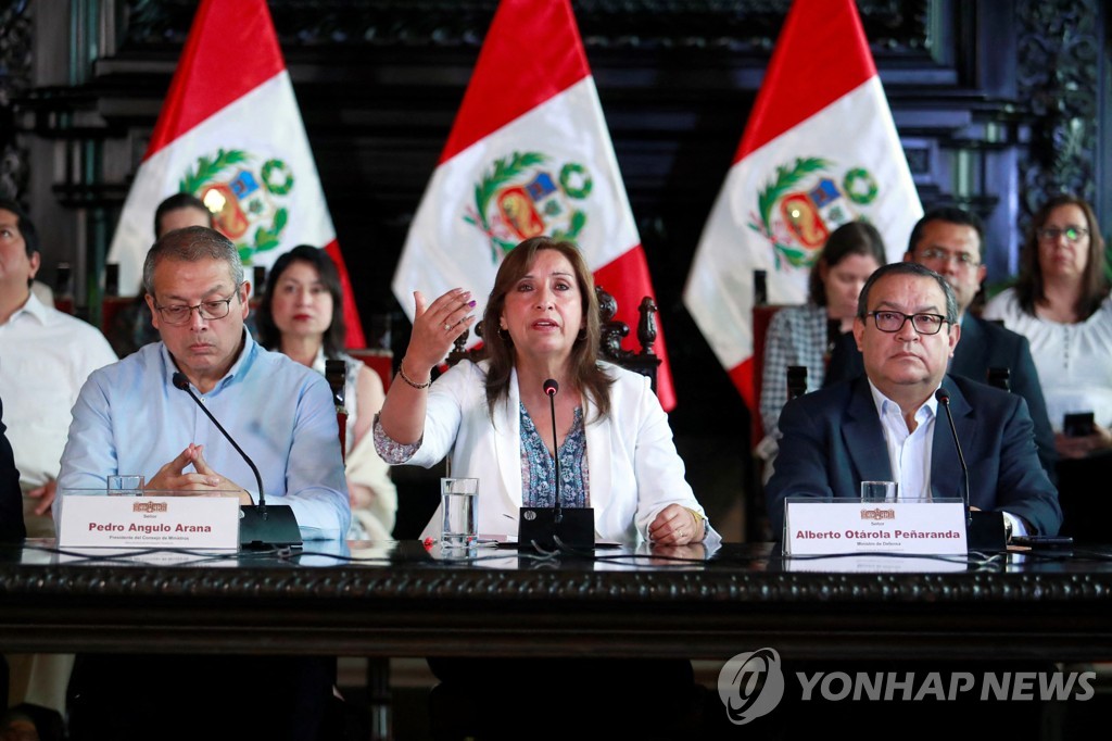 Peruvian President Dina Voluarte (center)