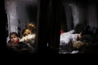 [튀르키예 강진] 지진 생존자들, 차가운 길바닥에서 노숙