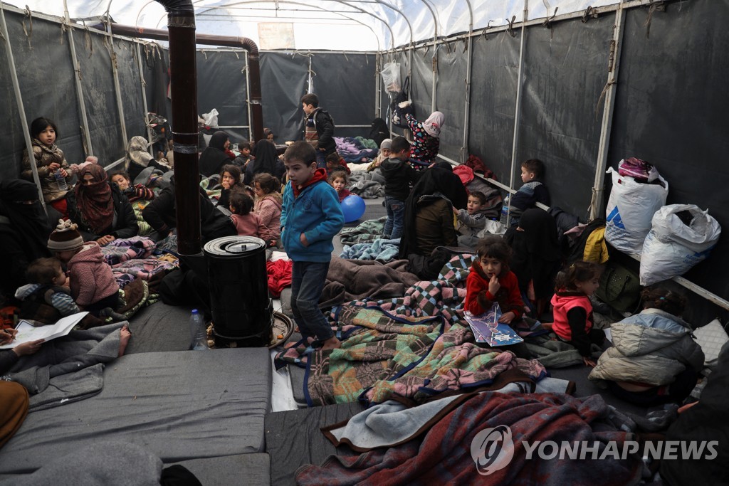 지진으로 갈 곳을 잃고 임시 천막에 모인 시리아 북서부 반군 장악 지역 이들리브주(州) 사람들 