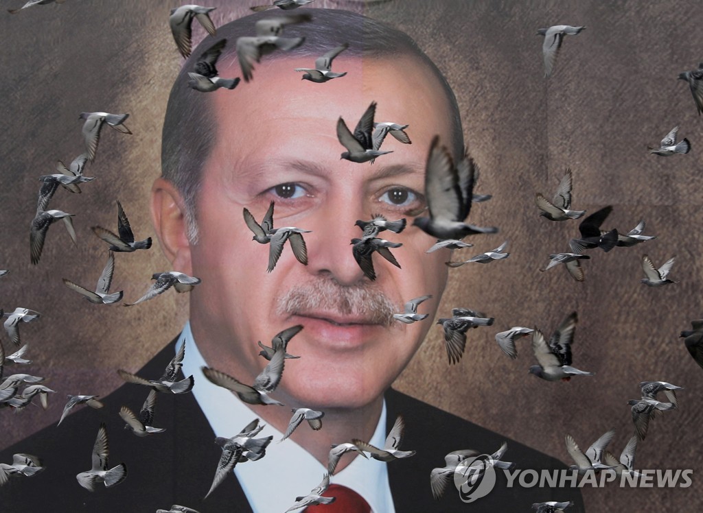 튀르키예 거리에 걸린 에르도안 대통령 대형 포스터