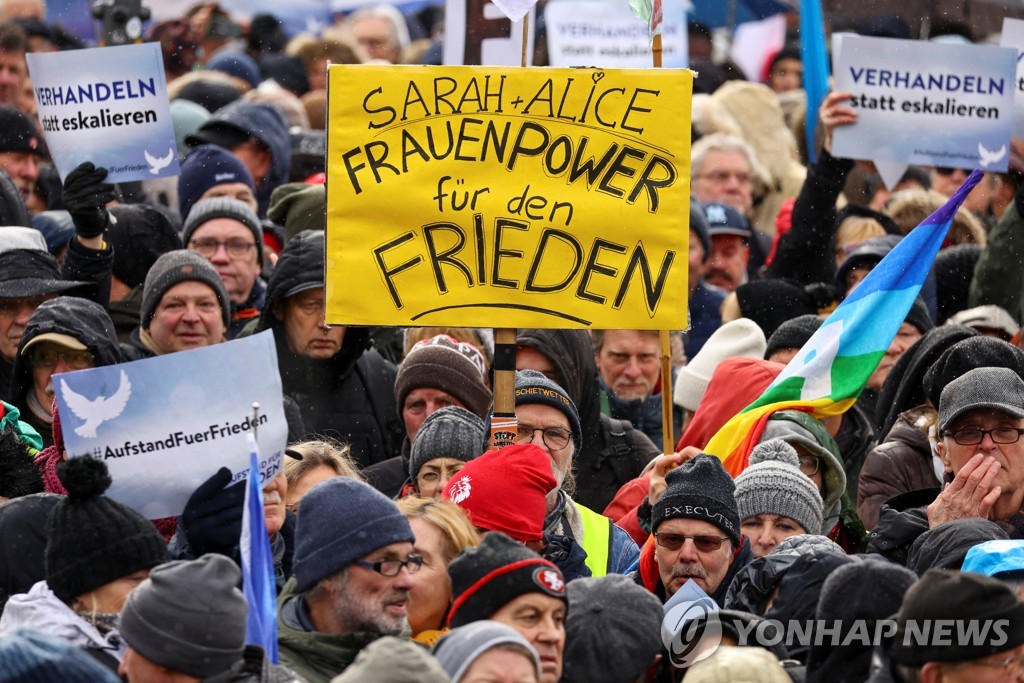 2월 25일 독일 베를린에서 열린 우크라이나 무기 지원에 반대하는 시위