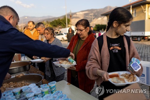 무료 배식 받는 지진 이재민들