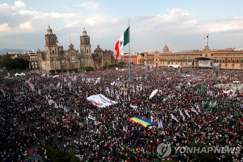 10만명 규모 광장 가득 메운 멕시코 대통령 지지 인파