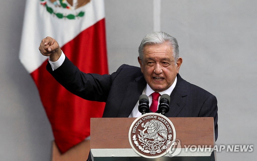 지난 18일(현지시간) 석유 국가수용 기념일 행사에서 연설하는 멕시코 대통령