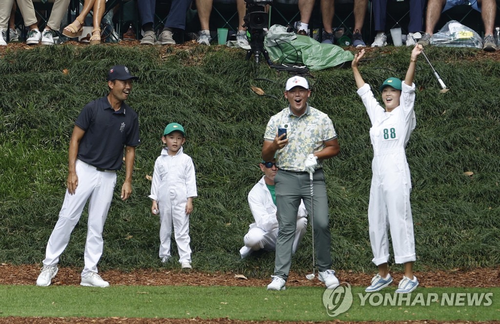 파3 대회 9번 홀 티샷 후 기뻐하는 오지현과 김시우.(오른쪽)